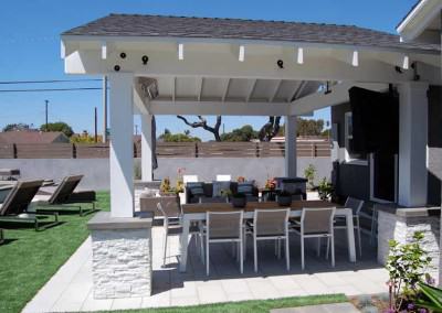 Outdoor kitchen with plenty of seating. Perfect for entertaining!